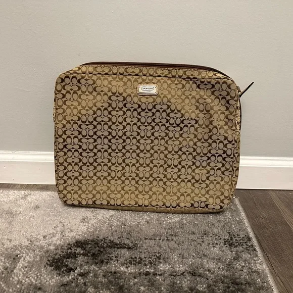 Computer case - Picture 1 of 1